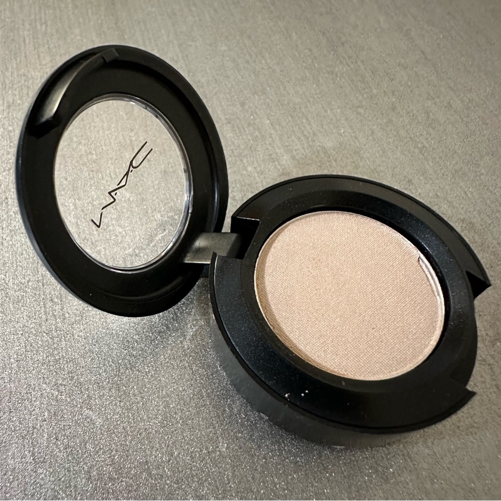 NWOT MAC SHROOM Satin Eyeshadow
